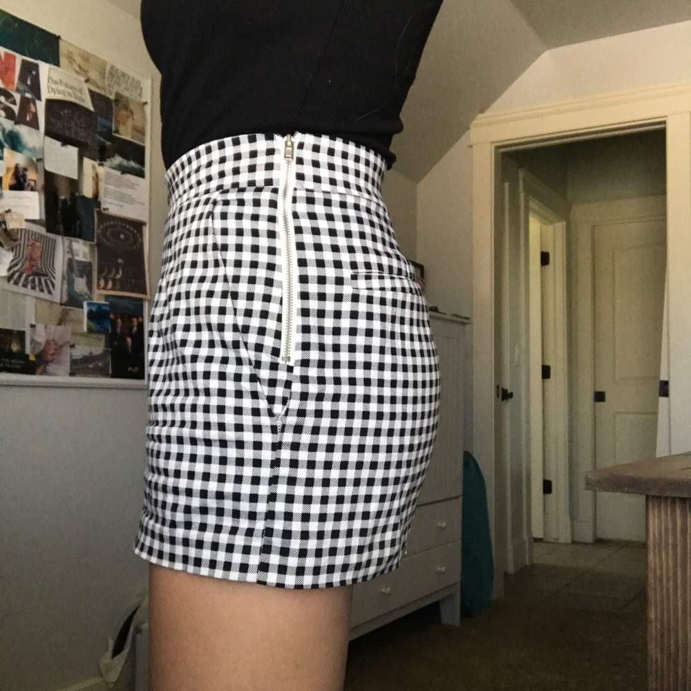 pleated high waisted gingham checked shorts! - Picture 3 of 6